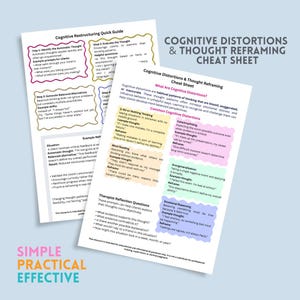 Op de afbeelding: Twee bedrukte vellen getiteld "Cognitieve Herstructurering Snelle Gids" en "Cheat Sheet voor Cognitieve Vervormingen & Gedachte Herkadering" op een lichtblauwe achtergrond. De vellen bevatten tekst over cognitieve gedragstherapie.