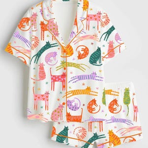 Satynowa piżama z długim rękawem i nadrukiem kota, luksusowy strój domowy z nadrukiem kota, jedwabna piżama dla miłośników kotów, fantazyjna piżama w stylu meow, prezent dla niej zdjęcie 4