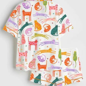 Może przedstawiać: Rustykalny drewniany znak z napisem "Welcome to our home" w białych literach. Znak ma postarzaną powierzchnię i prosty, zachęcający design, idealny do dekoracji wejścia.