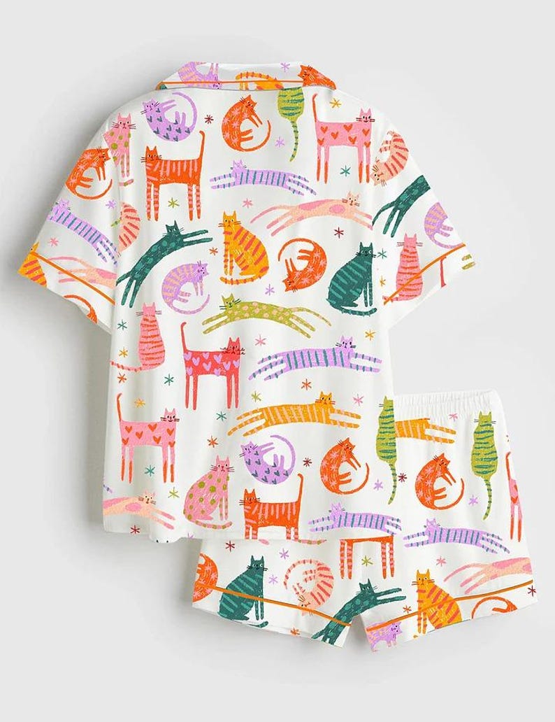 Może przedstawiać: Rustykalny drewniany znak z napisem "Welcome to our home" w białych literach. Znak ma postarzaną powierzchnię i prosty, zachęcający design, idealny do dekoracji wejścia.