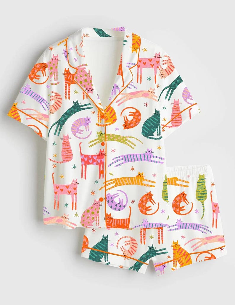 Może przedstawiać: Zestaw trzech ceramicznych kubk&oacute;w z nakrapianym, matowym wykończeniem. Kubki są w odcieniach kremu, jasnoszarym i ciemnoszarym. Każdy kubek ma prosty, minimalistyczny design.