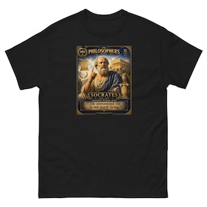 Könnte beinhalten: Ein schwarzes T-Shirt mit einem Grafikdruck von Sokrates. Das Design enthält den Text The Philosophers Series, Socrates und das Zitat The unexamined life is not worth living, sowie eine Abbildung einer Eule und eines Tempels.