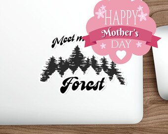 「森で会おう」ダイカットステッカー｜松の木、手書き風の文字｜5サイズ展開