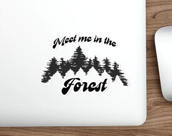 Treffe mich im Wald gestanzter Aufkleber | Tannenbäume, handgeschriebene Schrift | Erhältlich in 5 Größen