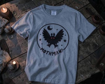 Mottenmann Cryptid T-Shirt | Monster Cryptid Graphic Tee, Nachthimmel | Erhältlich in 4 Farben