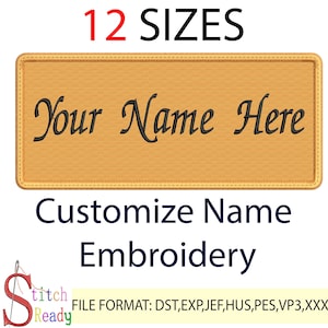Könnte beinhalten: Ein rechteckiger, beigefarbener Aufnäher mit dem Text "Your Name Here" in eleganter schwarzer Schrift. Die Worte "12 SIZES" stehen in Rot und Schwarz über dem Aufnäher. Darunter steht der Text "Customize Name Embroidery".