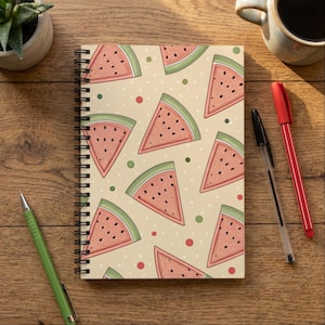 Puede incluir: Un juego de tres tazas de cerámica con un acabado mate moteado. Las tazas son de color crema, gris claro y gris oscuro. Cada taza tiene un diseño simple y minimalista, ideal para café o té.