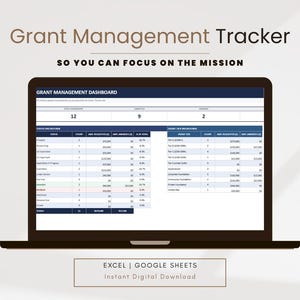 Op de afbeelding: Een laptopscherm met een grant management dashboard met gegevenstabellen. De tekst "Grant Management Tracker" en "So You Can Focus on the Mission" staan bovenaan. De onderkant van het scherm toont "EXCEL | GOOGLE SHEETS" en "Instant Digital Download".