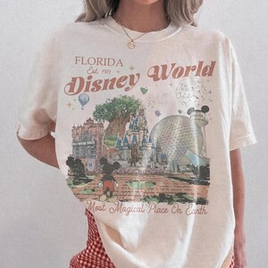 Camiseta retro de los 90 de Mickey de Disneyworld con colores cómodos, camisetas de Mickey y sus amigos, camiseta de Walt Disneyworld, camiseta de vacaciones de Disney 2026 imagen 1