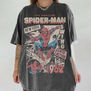 Retro Amazing Spider-Man shirt met comfortkleuren, retro Marvel Comics cover-T-shirt, MCU fan cadeau, roze Spider-Man grafisch shirt, Marvel Trip-T-shirt afbeelding 1