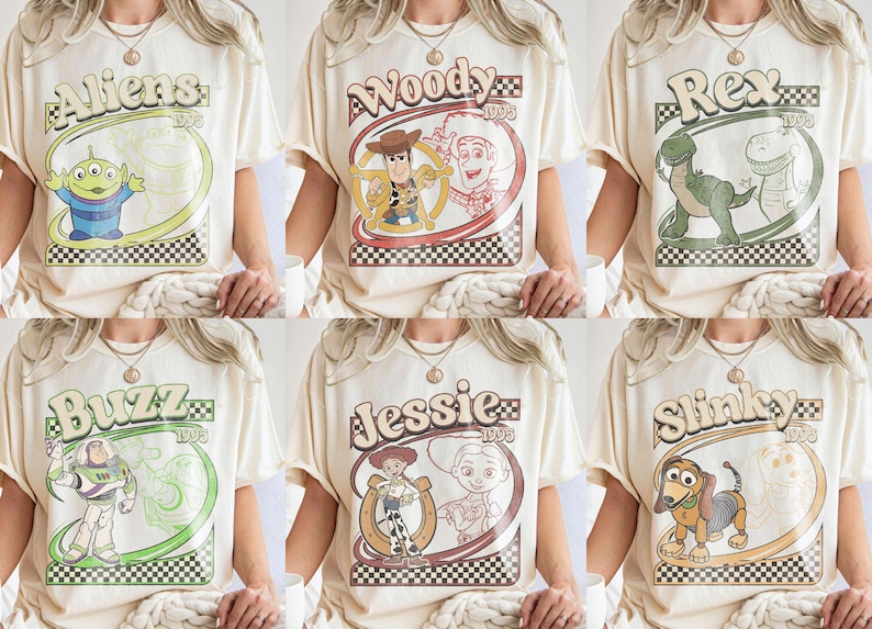 Puede incluir: Camisetas color crema con personajes de Toy Story como Aliens, Woody, Rex, Buzz, Jessie y Slinky. Cada dise&ntilde;o incluye el nombre del personaje y "1995" en un estilo retro, sobre un fondo a cuadros.
