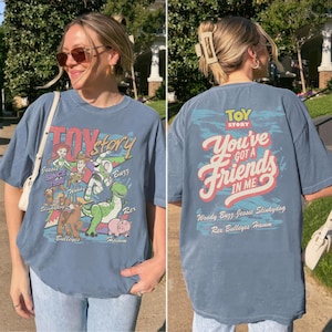K&ouml;nnte beinhalten: Ein blaues kurz&auml;rmeliges T-Shirt mit Toy Story-Grafiken. Die Vorderseite zeigt Jessie, Woody, Buzz, Slinky Dog, Bullseye und Hamm mit dem Text Toy Story und Since 1995. Die R&uuml;ckseite zeigt den Text You've Got A Friend In Me.