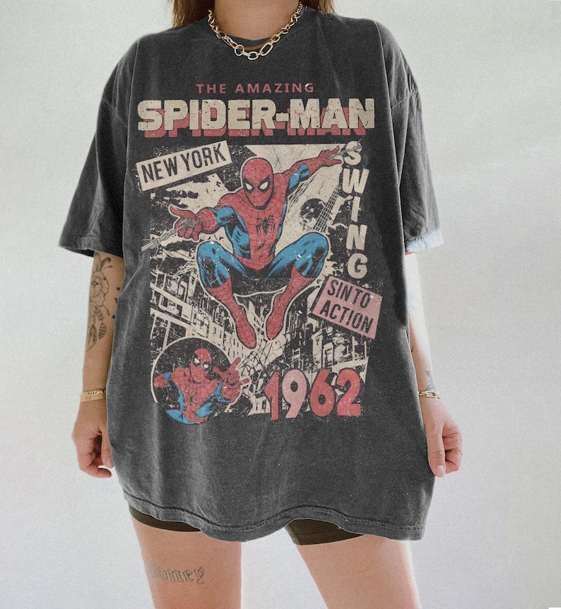 Retro Amazing Spider-Man shirt met comfortkleuren, retro Marvel Comics cover-T-shirt, MCU fan cadeau, roze Spider-Man grafisch shirt, Marvel Trip-T-shirt afbeelding 1