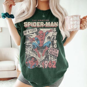Retro Amazing Spider-Man shirt met comfortkleuren, retro Marvel Comics cover-T-shirt, MCU fan cadeau, roze Spider-Man grafisch shirt, Marvel Trip-T-shirt afbeelding 6