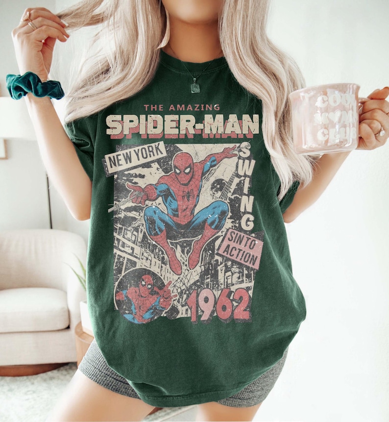 Retro Amazing Spider-Man shirt met comfortkleuren, retro Marvel Comics cover-T-shirt, MCU fan cadeau, roze Spider-Man grafisch shirt, Marvel Trip-T-shirt afbeelding 6