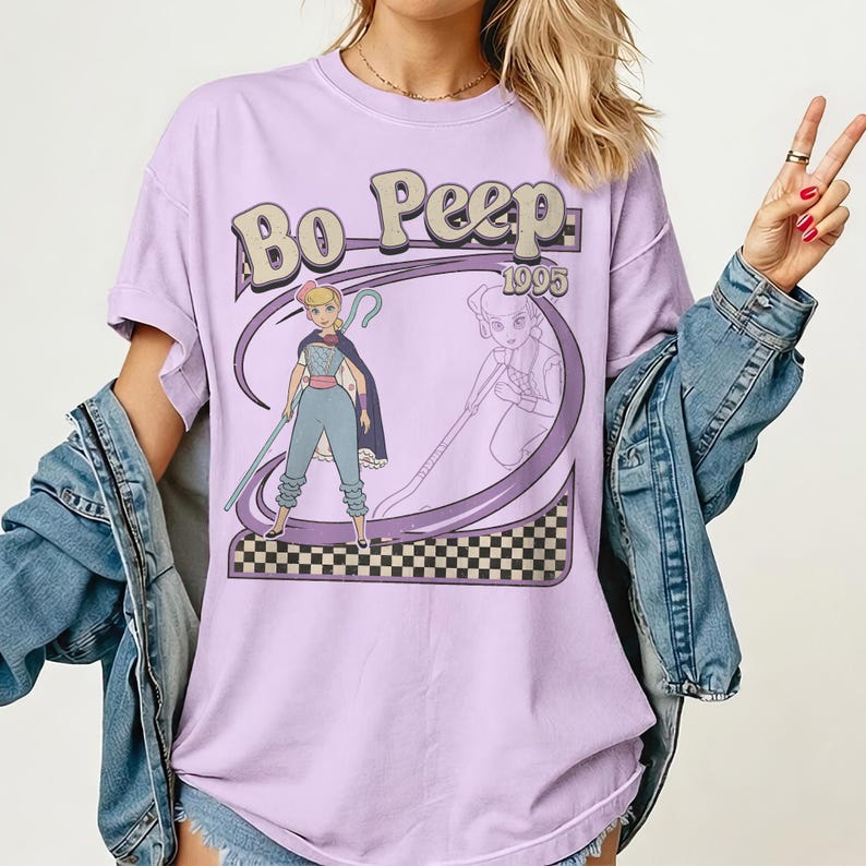 Puede incluir: Una taza de cer&aacute;mica blanca con un asa negra y el texto "But First, Coffee" en negrita negra. La taza se encuentra sobre un fondo borroso, sugiriendo un ambiente acogedor.