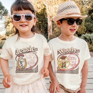 Puede incluir: Un letrero de madera r&uacute;stico con el texto "Welcome to our home" en letras blancas. El letrero presenta un acabado envejecido y un dise&ntilde;o simple y acogedor, perfecto para la decoraci&oacute;n de la puerta principal.