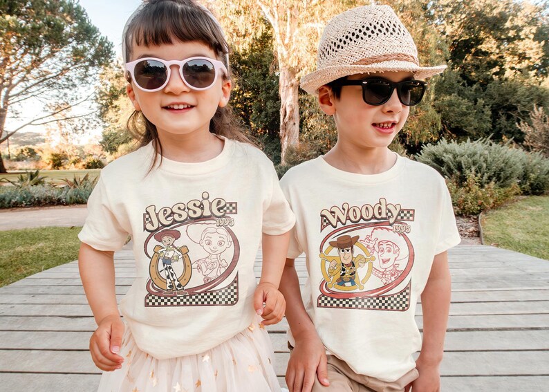 Puede incluir: Un letrero de madera r&uacute;stico con el texto "Welcome to our home" en letras blancas. El letrero presenta un acabado envejecido y un dise&ntilde;o simple y acogedor, perfecto para la decoraci&oacute;n de la puerta principal.