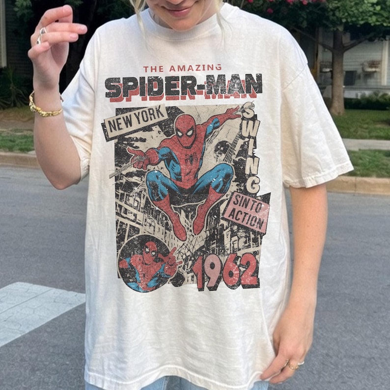 Retro Amazing Spider-Man shirt met comfortkleuren, retro Marvel Comics cover-T-shirt, MCU fan cadeau, roze Spider-Man grafisch shirt, Marvel Trip-T-shirt afbeelding 2