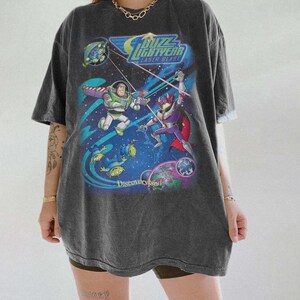 Puede incluir: Un juego de tres tazas de cer&aacute;mica con un acabado moteado y mate. Las tazas son de color crema, marr&oacute;n claro y marr&oacute;n oscuro. Cada taza tiene un dise&ntilde;o simple y minimalista.