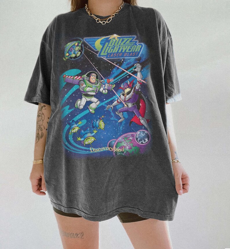 Puede incluir: Un juego de tres tazas de cer&aacute;mica con un acabado moteado y mate. Las tazas son de color crema, marr&oacute;n claro y marr&oacute;n oscuro. Cada taza tiene un dise&ntilde;o simple y minimalista.