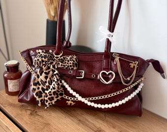 Bolso de hombro burdeos estilo años 2000, monedero con lazo de leopardo, bolso de mano con cadena de perlas, bolso glamuroso y coqueto, bolso personalizado llamativo.