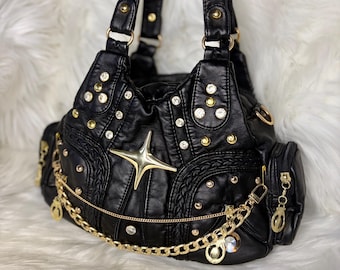 Bolso negro personalizado estilo Y2K con cadenas y dijes dorados – Bolso de hombro de diseño hecho a mano, bolso elegante y vanguardista, bolso único que marca tendencia.