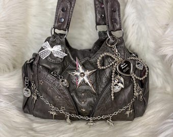 Bolso de hombro plateado estilo Y2K – Bolso personalizado hecho a mano, bolso grunge indie, bolso con dije de estrella, estética vintage, bolso único y llamativo.