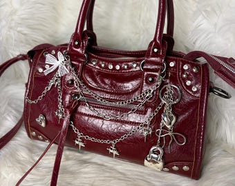 Bolso de hombro rojo estilo Y2K con dijes – Bolso grunge indie hecho a mano, bolso de estética vintage, bolso con cadena plateada, bolso llamativo