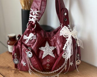 Bolso de hombro rojo estilo años 20 – Bolso personalizado con pedrería en forma de estrella, bolso vintage grunge, bolso con cadena y dije, bolso único y llamativo.