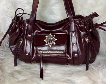 Bolso de hombro burdeos estilo Y2K, bolso de mano rojo vino con detalles de joyas, bolso coqueto y elegante, bolso con estética de los años 2000, bolso llamativo.