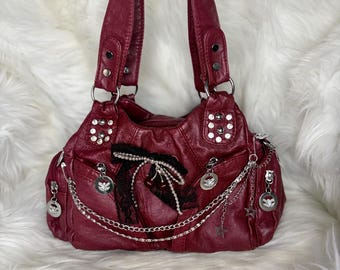 Bolso de hombro rojo estilo Y2K con cadenas y dijes – Bolso de mano con estética grunge coqueta, bolso de estilo vintage que marca tendencia.