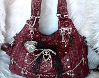 Bolso de hombro burdeos estilo Y2K, bolso gótico coqueto, bolso rojo personalizado con dijes de cruz, lazo de encaje y espejo en forma de corazón.