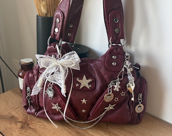 Bolsa de ombro Borgonha Y2K | Bolsa Grunge com Estrelas | Bolsa Personalizada com Pingente | Bolsa Estilo Indie | Peça Única Feita à Mão