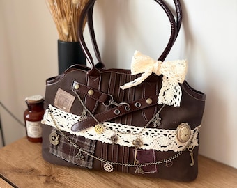 Bolso de mano marrón personalizado estilo victoriano con dije de encaje, bolso de hombro romántico de inspiración vintage, bolso tote estilo cottagecore y fairycore.