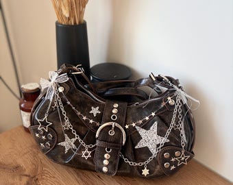 Bolso de hombro marrón oscuro estilo Y2K, bolso con estrella personalizado, bolso de mano con estética grunge, bolso con encanto de inspiración vintage, bolso único y llamativo.