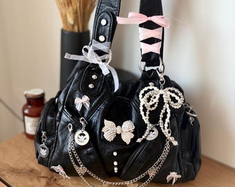 Bolso de hombro negro personalizado Coquette con lazo de perlas, bolso de mano hecho a mano inspirado en el Y2K – Bolso llamativo de estilo Soft Girl Glam