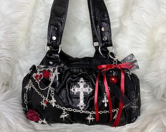 Bolso cruzado gótico Y2K negro, bolso personalizado, bolso de hombro coqueto grunge con dije de estrella, bolso llamativo hecho a mano.