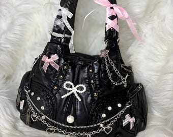 Bolso de hombro Black Coquette Y2K, bolso personalizado hecho a mano, bolso con lazo y perlas, estética femenina, estilo vintage adorable, bolso único y llamativo.