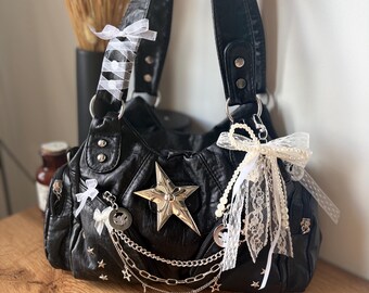 Bolsa de ombro preta Y2K | Bolsa com estrela grunge charmosa | Bolsa com pingente personalizado | Bolsa statement indie | Estética grunge suave