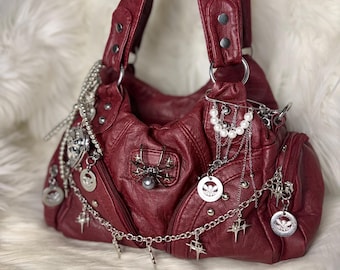 Bolso de hombro rojo estilo Y2K con dije personalizado, estética grunge coqueta, bolso de inspiración vintage, detalles de cadena y perlas, llamativo.