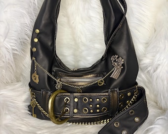 Bolso de hombro negro estilo Y2K con cadenas y cinturón dorados – Bolso de mano vintage grunge personalizado, bolso de estilo indie, bolso único hecho a mano
