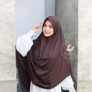 Puede incluir: Un juego de tres tazas de cerámica con un acabado mate moteado. Las tazas son de color crema, gris claro y gris oscuro. Cada taza tiene un diseño simple y minimalista.