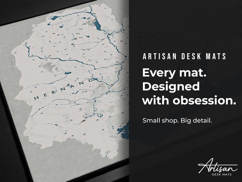 Puede incluir: Una alfombrilla de escritorio con un dise&ntilde;o de mapa detallado en tonos grises y azules. El texto "HERNAND" es visible en el mapa. La imagen tambi&eacute;n incluye el texto "ARTISAN DESK MATS" y "Every mat. Designed with obsession. Small shop. Big detail."
