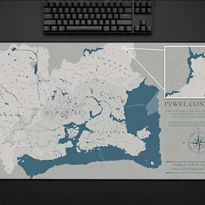 Puede incluir: Alfombrilla de rat&oacute;n rectangular con un mapa del continente Pywel en tonos grises y azules. El mapa incluye texto como "Demeniss" y "Hernand". La alfombrilla tambi&eacute;n tiene una rosa de los vientos y el texto "Forge your legend on the continent of Pywel."
