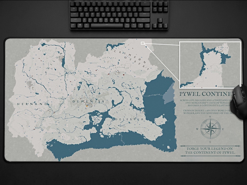 Puede incluir: Alfombrilla de rat&oacute;n rectangular con un mapa del continente Pywel en tonos grises y azules. El mapa incluye texto como "Demeniss" y "Hernand". La alfombrilla tambi&eacute;n tiene una rosa de los vientos y el texto "Forge your legend on the continent of Pywel."