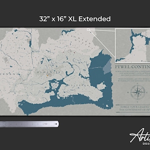 Puede incluir: Alfombrilla de escritorio XL extendida, 81 cm x 41 cm, con un mapa del continente Pywel. El mapa es en tonos grises y verde azulado, con el texto "Forge your legend on the continent of Pywel."