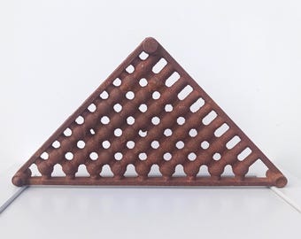 Rejilla triangular de hierro fundido con filtro decorativo, recuperada de materiales industriales.