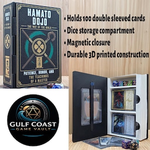 Puede incluir: Una caja de almacenamiento de cartas negra impresa en 3D con forma de libro, titulada Hamato Dojo The Way of the Ninja. Cuenta con cierre magnético, compartimento para dados y capacidad para 100 cartas con fundas dobles. Incluye un logo de dado.