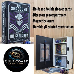 Puede incluir: Una caja de almacenamiento de cartas impresa en 3D en blanco y negro titulada The Shredder, con un gráfico de un personaje enmascarado con cuchillas. La caja tiene cierre magnético, compartimento para dados y capacidad para 100 cartas.